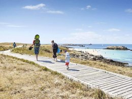 Camping Pas Cher vous présente avec son site Officiel campingpascher.fr, le Camping Maeva Escapades Kersentic classé 4 étoiles, situé sur la commune de Fouesnant dans le département Finistère (Bretagne) en France. Le camping Maeva Escapades Kersentic, vous présente un hébergement de type tente de 16 m². Le camping Maeva Escapades Kersentic vous propose du jeudi 10 septembre au jeudi 17 septembre 2026, en promotion à -10% pour 7 nuits à 239 € au lieu de 265,56 € soit une Économie de 26,56 €. Cette location propose 76 dates différentes pour réserver votre séjour. Découvrez également les 24 autres gammes d'hébergements du camping. Les Avis clients pour le Camping Maeva Escapades Kersentic sont excellents avec une note moyenne de 9 sur 10. Piscine chauffée, Piscine couverte, Animations familiales, Club enfants, Aire de jeux enfants, Canoë-kayak, Paddle, Ping-pong, Pétanque, Terrain multisports, Bar, Dépôt de pain, Pizzeria, Plats à emporter, Snack/Bar, Épicerie,... En savoir plus : cliquez-ICI.