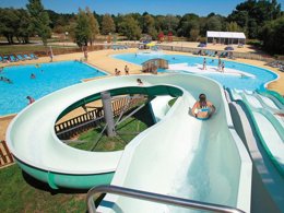 Camping Pas Cher vous présente avec son site Officiel campingpascher.fr, le Camping FLOWER Le Vorlen classé 4 étoiles, situé sur la commune de Fouesnant dans le département Finistère (Bretagne) en France. Le camping FLOWER Le Vorlen, vous présente un hébergement de type mobil-home de 32 m² pour 6 personnes avec climatisation et télévision. Le camping FLOWER Le Vorlen vous propose du lundi 07 septembre au lundi 14 septembre 2026, en promotion à -19% pour 7 nuits à 627,20 € au lieu de 784,0 € soit une Économie de 156,80 €. Cette location propose 9 dates différentes pour réserver votre séjour. Découvrez également les 5 autres gammes d'hébergements du camping. Les Avis clients pour le Camping FLOWER Le Vorlen sont excellents avec une note moyenne de 8 sur 10. Mer, Piscine extérieure, Animations familiales, Club enfants, Aire de jeux enfants, Canoë-kayak, Centre équestre, Court de tennis, Cyclisme, Golf, Plongée, Randonnée, Terrain multisports, Dépôt de pain, Épicerie,... En savoir plus : cliquez-ICI.