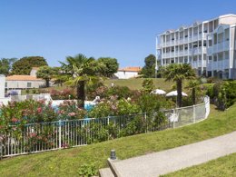 Camping Pas Cher vous présente avec son site Officiel campingpascher.fr, la Résidence Odalys Référence Les Terrasses De Fort Boyard, située sur la commune de Fouras dans le département Charente-maritime (Poitou Charentes) en France. La résidence Odalys Référence Les Terrasses De Fort Boyard, vous présente un hébergement de type appartement de 48 m² et télévision. La résidence Odalys Référence Les Terrasses De Fort Boyard vous proposeun séjour PAS CHER avec une REMISEdu sam. 04 juillet au sam. 11 juillet 2026, en promotion à -30% pour 7 nuits à 1203,30 € au lieu de 1719,0 € soit une Économie de 515,70 €. Cette location propose 14 dates différentes pour réserver votre séjour. Découvrez également les 10 autres gammes d'hébergements de la résidence. Les Avis clients pour la Résidence Odalys Référence Les Terrasses De Fort Boyard sont de 7 sur 10. Piscine extérieure, Canoë-kayak, Centre équestre, Court de tennis, Cyclisme, Golf, Plongée, Randonnée, Surf, Boulangerie, Station-service, Supermarché,... En savoir plus : cliquez-ICI.