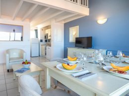 Camping Pas Cher vous présente avec son site Officiel campingpascher.fr, la Résidence Odalys Référence Les Terrasses De Fort Boyard, située sur la commune de Fouras dans le département Charente-maritime (Poitou Charentes) en France. La résidence Odalys Référence Les Terrasses De Fort Boyard, vous présente un hébergement de type studio de 23 m² pour 2 personnes et télévision. La résidence Odalys Référence Les Terrasses De Fort Boyard vous propose du sam. 26 septembre au sam. 03 octobre 2026 pour 7 nuits à 349€. Cette location propose 29 dates différentes pour réserver votre séjour. Découvrez également les 10 autres gammes d'hébergements de la résidence. Les Avis clients pour la Résidence Odalys Référence Les Terrasses De Fort Boyard sont de 7 sur 10. Piscine extérieure, Canoë-kayak, Centre équestre, Court de tennis, Cyclisme, Golf, Plongée, Randonnée, Surf, Boulangerie, Station-service, Supermarché,... En savoir plus : cliquez-ICI.