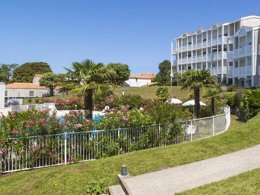 Camping Pas Cher vous présente avec son site Officiel campingpascher.fr, la Résidence Odalys Référence Les Terrasses De Fort Boyard, située sur la commune de Fouras dans le département Charente-maritime (Poitou Charentes) en France. La résidence Odalys Référence Les Terrasses De Fort Boyard, vous présente un hébergement de type studio de 23 m² pour 2 personnes et télévision. La résidence Odalys Référence Les Terrasses De Fort Boyard vous propose du sam. 26 septembre au sam. 03 octobre 2026 pour 7 nuits à 389€. Cette location propose 26 dates différentes pour réserver votre séjour. Découvrez également les 10 autres gammes d'hébergements de la résidence. Les Avis clients pour la Résidence Odalys Référence Les Terrasses De Fort Boyard sont de 7 sur 10. Piscine extérieure, Canoë-kayak, Centre équestre, Court de tennis, Cyclisme, Golf, Plongée, Randonnée, Surf, Boulangerie, Station-service, Supermarché,... En savoir plus : cliquez-ICI.