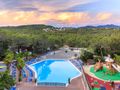 Camping Pas Cher vous présente avec son site Officiel campingpascher.fr, le Établissement Holiday Green, situé sur la commune de Fréjus dans le département Var (Provence Alpes Côte D'azur) en France. L'établissement Holiday Green vous propose un hébergement de type mobilhome de 28 m². L'établissement vous propose 2 autres types d'hébergements. Découvrez tous nos séjours à petits prix dans la commune et aux alentours de Fréjus du département : Var (Provence Alpes Côte D'azur).... En savoir plus : cliquez-ICI.