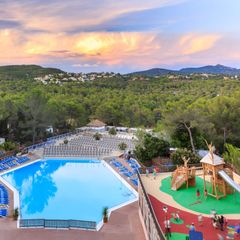 Camping Pas Cher vous présente avec son site Officiel campingpascher.fr, le Établissement Holiday Green, situé sur la commune de Fréjus dans le département Var (Provence Alpes Côte D'azur) en France. L'établissement Holiday Green vous propose un hébergement de type mobilhome de 28 m². L'établissement vous propose 2 autres types d'hébergements. Découvrez tous nos séjours à petits prix dans la commune et aux alentours de Fréjus du département : Var (Provence Alpes Côte D'azur).... En savoir plus : cliquez-ICI.