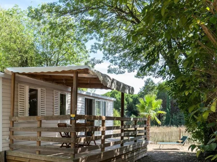Camping Pas Cher vous présente avec son site Officiel campingpascher.fr, le Camping Sandaya La Barque classé 4 étoiles, situé sur la commune de Fréjus dans le département Var (Provence Alpes Côte D'azur) en France. Le camping Sandaya La Barque, vous présente un hébergement de type mobil-home de 32 m² pour 6 personnes avec climatisation et télévision. Le camping Sandaya La Barque vous proposeun séjour PAS CHER avec une REMISEdu jeudi 04 juin au jeudi 11 juin 2026 avec une PROMO de DERNIÈRE MINUTE, en promotion à -45% pour 7 nuits à 239 € au lieu de 434,55 € soit une Économie de 195,55 €. Cette location propose 34 dates différentes pour réserver votre séjour. Découvrez également les 5 autres gammes d'hébergements du camping. Les Avis clients pour le Camping Sandaya La Barque sont de 7 sur 10. Piscine chauffée, Piscine extérieure, Animations familiales, Aire de jeux enfants, Baby-foot, Canoë-kayak, Centre équestre, Court de tennis, Golf, Plongée, Pétanque, Terrain de football, Bar, Restaurant, Snack/Bar,... En savoir plus : cliquez-ICI.