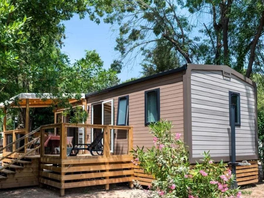 Camping Pas Cher vous présente avec son site Officiel campingpascher.fr, le Camping Sandaya La Barque classé 4 étoiles, situé sur la commune de Fréjus dans le département Var (Provence Alpes Côte D'azur) en France. Le camping Sandaya La Barque, vous présente un hébergement de type mobil-home de 31 m² pour 6 personnes avec climatisation et télévision. Le camping Sandaya La Barque vous proposeun séjour PAS CHER avec une REMISEdu jeudi 04 juin au jeudi 11 juin 2026 avec une PROMO de DERNIÈRE MINUTE, en promotion à -45% pour 7 nuits à 239 € au lieu de 434,55 € soit une Économie de 195,55 €. Cette location propose 18 dates différentes pour réserver votre séjour. Découvrez également les 5 autres gammes d'hébergements du camping. Les Avis clients pour le Camping Sandaya La Barque sont de 7 sur 10. Piscine chauffée, Piscine extérieure, Animations familiales, Aire de jeux enfants, Baby-foot, Canoë-kayak, Centre équestre, Court de tennis, Golf, Plongée, Pétanque, Terrain de football, Bar, Restaurant, Snack/Bar,... En savoir plus : cliquez-ICI.