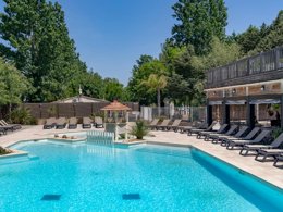 Camping Pas Cher vous présente avec son site Officiel campingpascher.fr, le Camping Sandaya La Barque classé 4 étoiles, situé sur la commune de Fréjus dans le département Var (Provence Alpes Côte D'azur) en France. Le camping Sandaya La Barque, vous présente un hébergement de type mobil-home de 38 m² pour 1 personne avec climatisation et télévision. Le camping Sandaya La Barque vous propose du jeudi 07 mai au jeudi 14 mai 2026, en promotion à -20% pour 7 nuits à 378,40 € au lieu de 473,0 € soit une Économie de 94,60 €. Cette location propose 94 dates différentes pour réserver votre séjour. Découvrez également les 13 autres gammes d'hébergements du camping. Les Avis clients pour le Camping Sandaya La Barque sont de 7 sur 10. Piscine chauffée, Piscine extérieure, Animations familiales, Aire de jeux enfants, Baby-foot, Canoë-kayak, Centre équestre, Court de tennis, Golf, Plongée, Pétanque, Terrain de football, Bar, Restaurant, Snack/Bar,... En savoir plus : cliquez-ICI.