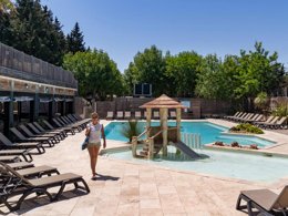 Camping Pas Cher vous présente avec son site Officiel campingpascher.fr, le Camping Sandaya La Barque classé 4 étoiles, situé sur la commune de Fréjus dans le département Var (Provence Alpes Côte D'azur) en France. Le camping Sandaya La Barque, vous présente un hébergement de type mobil-home de 31 m² avec climatisation et télévision. Le camping Sandaya La Barque vous propose du jeudi 07 mai au jeudi 14 mai 2026, en promotion à -20% pour 7 nuits à 434,40 € au lieu de 543,0 € soit une Économie de 108,60 €. Cette location propose 94 dates différentes pour réserver votre séjour. Découvrez également les 13 autres gammes d'hébergements du camping. Les Avis clients pour le Camping Sandaya La Barque sont de 7 sur 10. Piscine chauffée, Piscine extérieure, Animations familiales, Aire de jeux enfants, Baby-foot, Canoë-kayak, Centre équestre, Court de tennis, Golf, Plongée, Pétanque, Terrain de football, Bar, Restaurant, Snack/Bar,... En savoir plus : cliquez-ICI.