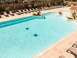 Camping Pas Cher vous présente avec son site Officiel campingpascher.fr, le Camping Sandaya La Barque classé 4 étoiles, situé sur la commune de Fréjus dans le département Var (Provence Alpes Côte D'azur) en France. Le camping Sandaya La Barque, vous présente un hébergement de type mobil-home de 28 m² pour 4 personnes avec climatisation et télévision. Le camping Sandaya La Barque vous proposeun séjour PAS CHER avec une REMISEdu sam. 16 mai au sam. 23 mai 2026, en promotion à -35% pour 7 nuits à 339 € au lieu de 521,54 € soit une Économie de 182,54 €. Cette location propose 17 dates différentes pour réserver votre séjour. Découvrez également les 5 autres gammes d'hébergements du camping. Les Avis clients pour le Camping Sandaya La Barque sont de 7 sur 10. Piscine chauffée, Piscine extérieure, Animations familiales, Aire de jeux enfants, Baby-foot, Canoë-kayak, Centre équestre, Court de tennis, Golf, Plongée, Pétanque, Terrain de football, Bar, Restaurant, Snack/Bar,... En savoir plus : cliquez-ICI.