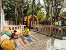 Camping Pas Cher vous présente avec son site Officiel campingpascher.fr, le Camping Sandaya La Barque classé 4 étoiles, situé sur la commune de Fréjus dans le département Var (Provence Alpes Côte D'azur) en France. Le camping Sandaya La Barque, vous présente un hébergement de type mobil-home de 32 m² pour 6 personnes avec climatisation et télévision. Le camping Sandaya La Barque vous propose du jeudi 07 mai au jeudi 14 mai 2026, en promotion à -20% pour 7 nuits à 322,40 € au lieu de 403,0 € soit une Économie de 80,60 €. Cette location propose 76 dates différentes pour réserver votre séjour. Découvrez également les 13 autres gammes d'hébergements du camping. Les Avis clients pour le Camping Sandaya La Barque sont de 7 sur 10. Piscine chauffée, Piscine extérieure, Animations familiales, Aire de jeux enfants, Baby-foot, Canoë-kayak, Centre équestre, Court de tennis, Golf, Plongée, Pétanque, Terrain de football, Bar, Restaurant, Snack/Bar,... En savoir plus : cliquez-ICI.