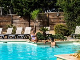 Camping Pas Cher vous présente avec son site Officiel campingpascher.fr, le Camping Sandaya La Barque classé 4 étoiles, situé sur la commune de Fréjus dans le département Var (Provence Alpes Côte D'azur) en France. Le camping Sandaya La Barque, vous présente un hébergement de type mobil-home de 28 m² et télévision. Le camping Sandaya La Barque vous propose du jeudi 07 mai au jeudi 14 mai 2026, en promotion à -20% pour 7 nuits à 266,40 € au lieu de 333,0 € soit une Économie de 66,60 €. Cette location propose 94 dates différentes pour réserver votre séjour. Découvrez également les 13 autres gammes d'hébergements du camping. Les Avis clients pour le Camping Sandaya La Barque sont de 7 sur 10. Piscine chauffée, Piscine extérieure, Animations familiales, Aire de jeux enfants, Baby-foot, Canoë-kayak, Centre équestre, Court de tennis, Golf, Plongée, Pétanque, Terrain de football, Bar, Restaurant, Snack/Bar,... En savoir plus : cliquez-ICI.