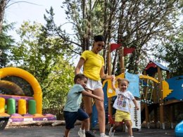 Camping Pas Cher vous présente avec son site Officiel campingpascher.fr, le Camping Sandaya La Barque classé 4 étoiles, situé sur la commune de Fréjus dans le département Var (Provence Alpes Côte D'azur) en France. Le camping Sandaya La Barque, vous présente un hébergement de type mobil-home de 38 m² pour 8 personnes avec climatisation et télévision. Le camping Sandaya La Barque vous proposeun séjour PAS CHER avec une REMISEdu sam. 16 mai au sam. 23 mai 2026, en promotion à -35% pour 7 nuits à 429 € au lieu de 660,0 € soit une Économie de 231 €. Cette location propose 14 dates différentes pour réserver votre séjour. Découvrez également les 5 autres gammes d'hébergements du camping. Les Avis clients pour le Camping Sandaya La Barque sont de 7 sur 10. Piscine chauffée, Piscine extérieure, Animations familiales, Aire de jeux enfants, Baby-foot, Canoë-kayak, Centre équestre, Court de tennis, Golf, Plongée, Pétanque, Terrain de football, Bar, Restaurant, Snack/Bar,... En savoir plus : cliquez-ICI.