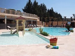 Camping Pas Cher vous présente avec son site Officiel campingpascher.fr, le Camping Sandaya La Barque classé 4 étoiles, situé sur la commune de Fréjus dans le département Var (Provence Alpes Côte D'azur) en France. Le camping Sandaya La Barque, vous présente un hébergement de type mobil-home de 31 m² pour 6 personnes avec climatisation et télévision. Le camping Sandaya La Barque vous proposeun séjour PAS CHER avec une REMISEdu sam. 16 mai au sam. 23 mai 2026, en promotion à -35% pour 7 nuits à 489 € au lieu de 752,31 € soit une Économie de 263,31 €. Cette location propose 13 dates différentes pour réserver votre séjour. Découvrez également les 5 autres gammes d'hébergements du camping. Les Avis clients pour le Camping Sandaya La Barque sont de 7 sur 10. Piscine chauffée, Piscine extérieure, Animations familiales, Aire de jeux enfants, Baby-foot, Canoë-kayak, Centre équestre, Court de tennis, Golf, Plongée, Pétanque, Terrain de football, Bar, Restaurant, Snack/Bar,... En savoir plus : cliquez-ICI.