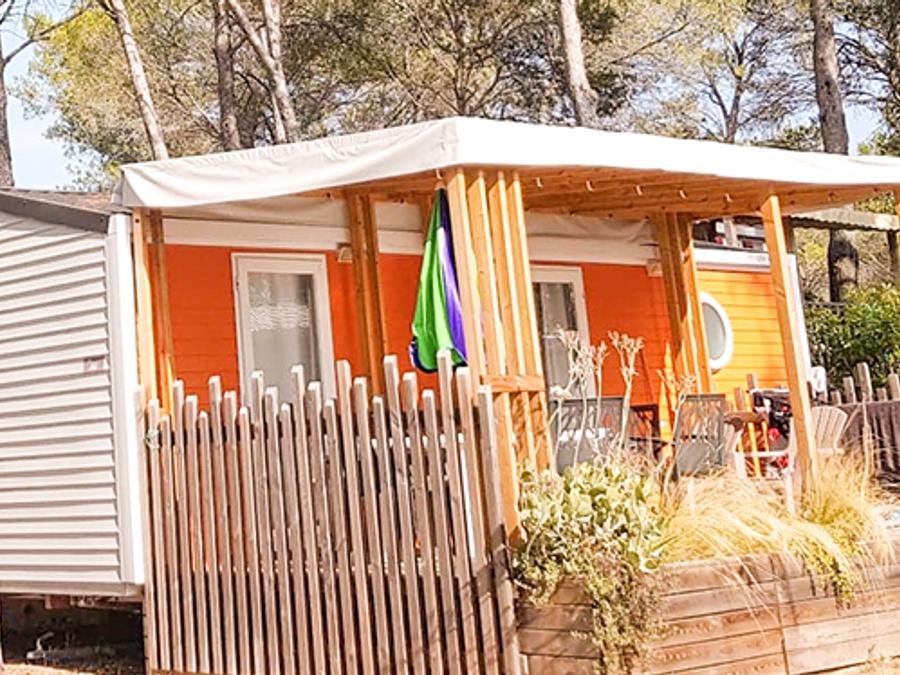 Camping Pas Cher vous présente avec son site Officiel campingpascher.fr, le Camping La Pierre Verte classé 4 étoiles, situé sur la commune de Fréjus dans le département Var (Provence Alpes Côte D'azur) en France. Le camping La Pierre Verte, vous présente un hébergement de type mobil-home de 28 m² pour 5 personnes avec climatisation et télévision. Le camping La Pierre Verte vous propose du sam. 12 septembre au sam. 19 septembre 2026, en promotion à -14% pour 7 nuits à 410,55 € au lieu de 483,0 € soit une Économie de 72,45 €. Cette location propose 13 dates différentes pour réserver votre séjour. Découvrez également les 10 autres gammes d'hébergements du camping. Les Avis clients pour le Camping La Pierre Verte sont excellents avec une note moyenne de 8 sur 10. Lagon, Parc aquatique, Piscine extérieure, Animation enfants, Animations familiales, Club ados, Club enfants, Aire de jeux enfants, Centre équestre, Court de padel couvert, Court de tennis, Golf, Jet-ski, Paddle, Parcours sportif, Ping-pong, Piscine, Plongée, Pétanque, Randonnée, Salle de fitness, Structure gonflable enfants, Terrain de badminton, Terrain de beach-volley, Terrain multisports, Tir à l’arc, kiteSurf, Bar, Dépôt de pain, Plats à emporter, Restaurant, Snack/Bar, Supermarché, Épicerie,... En savoir plus : cliquez-ICI.