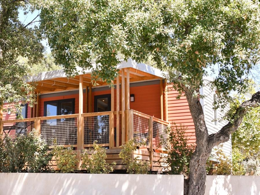 Camping Pas Cher vous présente avec son site Officiel campingpascher.fr, le Camping La Pierre Verte classé 4 étoiles, situé sur la commune de Fréjus dans le département Var (Provence Alpes Côte D'azur) en France. Le camping La Pierre Verte vous propose un hébergement de type mobil-home de 33 m² (télévision). L'établissement vous propose 12 autres types d'hébergements. Découvrez tous nos séjours à petits prix dans la commune et aux alentours de Fréjus du département : Var (Provence Alpes Côte D'azur). Les Avis clients pour le Camping La Pierre Verte sont excellents avec une note moyenne de 8 sur 10. Lagon, Parc aquatique, Piscine extérieure, Animation enfants, Animations familiales, Club ados, Club enfants, Aire de jeux enfants, Centre équestre, Court de padel couvert, Court de tennis, Golf, Jet-ski, Paddle, Parcours sportif, Ping-pong, Piscine, Plongée, Pétanque, Randonnée, Salle de fitness, Structure gonflable enfants, Terrain de badminton, Terrain de beach-volley, Terrain multisports, Tir à l’arc, kiteSurf, Bar, Dépôt de pain, Plats à emporter, Restaurant, Snack/Bar, Supermarché, Épicerie,... En savoir plus : cliquez-ICI.