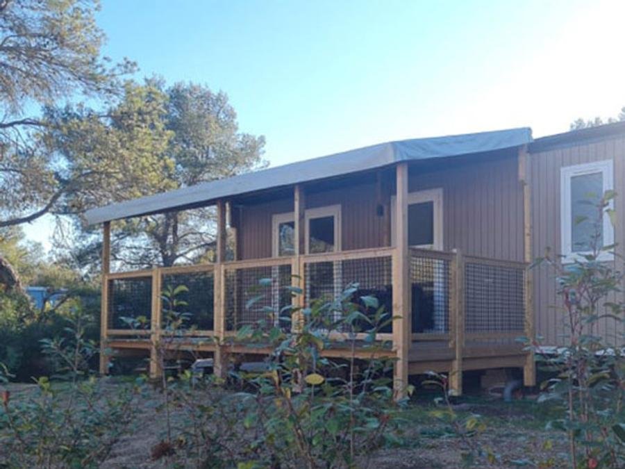 Camping Pas Cher vous présente avec son site Officiel campingpascher.fr, le Camping La Pierre Verte classé 4 étoiles, situé sur la commune de Fréjus dans le département Var (Provence Alpes Côte D'azur) en France. Le camping La Pierre Verte, vous présente un hébergement de type mobil-home de 29 m² pour 4 personnes avec climatisation et télévision. Le camping La Pierre Verte vous propose du sam. 12 septembre au sam. 19 septembre 2026, en promotion à -15% pour 7 nuits à 529,55 € au lieu de 623,0 € soit une Économie de 93,45 €. Cette location propose 10 dates différentes pour réserver votre séjour. Découvrez également les 12 autres gammes d'hébergements du camping. Les Avis clients pour le Camping La Pierre Verte sont excellents avec une note moyenne de 8 sur 10. Lagon, Parc aquatique, Piscine extérieure, Animation enfants, Animations familiales, Club ados, Club enfants, Aire de jeux enfants, Centre équestre, Court de padel couvert, Court de tennis, Golf, Jet-ski, Paddle, Parcours sportif, Ping-pong, Piscine, Plongée, Pétanque, Randonnée, Salle de fitness, Structure gonflable enfants, Terrain de badminton, Terrain de beach-volley, Terrain multisports, Tir à l’arc, kiteSurf, Bar, Dépôt de pain, Plats à emporter, Restaurant, Snack/Bar, Supermarché, Épicerie,... En savoir plus : cliquez-ICI.