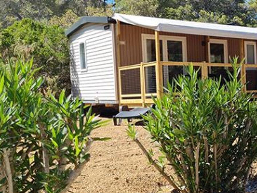 Camping Pas Cher vous présente avec son site Officiel campingpascher.fr, le Camping La Pierre Verte classé 4 étoiles, situé sur la commune de Fréjus dans le département Var (Provence Alpes Côte D'azur) en France. Le camping La Pierre Verte vous propose un hébergement de type mobil-home de 31 m² pour 6 personnes avec climatisation (télévision). L'établissement vous propose 12 autres types d'hébergements. Découvrez tous nos séjours à petits prix dans la commune et aux alentours de Fréjus du département : Var (Provence Alpes Côte D'azur). Les Avis clients pour le Camping La Pierre Verte sont excellents avec une note moyenne de 8 sur 10. Lagon, Parc aquatique, Piscine extérieure, Animation enfants, Animations familiales, Club ados, Club enfants, Aire de jeux enfants, Centre équestre, Court de padel couvert, Court de tennis, Golf, Jet-ski, Paddle, Parcours sportif, Ping-pong, Piscine, Plongée, Pétanque, Randonnée, Salle de fitness, Structure gonflable enfants, Terrain de badminton, Terrain de beach-volley, Terrain multisports, Tir à l’arc, kiteSurf, Bar, Dépôt de pain, Plats à emporter, Restaurant, Snack/Bar, Supermarché, Épicerie,... En savoir plus : cliquez-ICI.