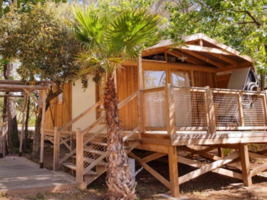 Camping Pas Cher vous présente avec son site Officiel campingpascher.fr, le Camping La Pierre Verte classé 4 étoiles, situé sur la commune de Fréjus dans le département Var (Provence Alpes Côte D'azur) en France. Le camping La Pierre Verte vous propose un hébergement de type lodge de 32 m² pour 5 personnes avec climatisation (télévision). L'établissement vous propose 12 autres types d'hébergements. Découvrez tous nos séjours à petits prix dans la commune et aux alentours de Fréjus du département : Var (Provence Alpes Côte D'azur). Les Avis clients pour le Camping La Pierre Verte sont excellents avec une note moyenne de 8 sur 10. Lagon, Parc aquatique, Piscine extérieure, Animation enfants, Animations familiales, Club ados, Club enfants, Aire de jeux enfants, Centre équestre, Court de padel couvert, Court de tennis, Golf, Jet-ski, Paddle, Parcours sportif, Ping-pong, Piscine, Plongée, Pétanque, Randonnée, Salle de fitness, Structure gonflable enfants, Terrain de badminton, Terrain de beach-volley, Terrain multisports, Tir à l’arc, kiteSurf, Bar, Dépôt de pain, Plats à emporter, Restaurant, Snack/Bar, Supermarché, Épicerie,... En savoir plus : cliquez-ICI.