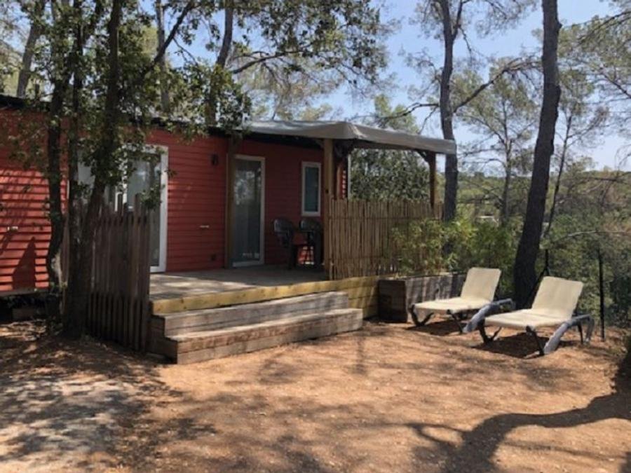 Camping Pas Cher vous présente avec son site Officiel campingpascher.fr, le Camping La Pierre Verte classé 4 étoiles, situé sur la commune de Fréjus dans le département Var (Provence Alpes Côte D'azur) en France. Le camping La Pierre Verte vous propose un hébergement de type mobil-home de 26 m² pour 5 personnes avec climatisation (télévision). L'établissement vous propose 12 autres types d'hébergements. Découvrez tous nos séjours à petits prix dans la commune et aux alentours de Fréjus du département : Var (Provence Alpes Côte D'azur). Les Avis clients pour le Camping La Pierre Verte sont excellents avec une note moyenne de 8 sur 10. Lagon, Parc aquatique, Piscine extérieure, Animation enfants, Animations familiales, Club ados, Club enfants, Aire de jeux enfants, Centre équestre, Court de padel couvert, Court de tennis, Golf, Jet-ski, Paddle, Parcours sportif, Ping-pong, Piscine, Plongée, Pétanque, Randonnée, Salle de fitness, Structure gonflable enfants, Terrain de badminton, Terrain de beach-volley, Terrain multisports, Tir à l’arc, kiteSurf, Bar, Dépôt de pain, Plats à emporter, Restaurant, Snack/Bar, Supermarché, Épicerie,... En savoir plus : cliquez-ICI.