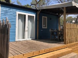 Camping Pas Cher vous présente avec son site Officiel campingpascher.fr, le Camping La Pierre Verte classé 4 étoiles, situé sur la commune de Fréjus dans le département Var (Provence Alpes Côte D'azur) en France. Le camping La Pierre Verte, vous présente un hébergement de type mobil-home de 21 m² pour 4 personnes avec climatisation et télévision. Le camping La Pierre Verte vous propose du lundi 11 mai au lundi 18 mai 2026 pour 7 nuits à 483€. Cette location propose 64 dates différentes pour réserver votre séjour. Découvrez également les 3 autres gammes d'hébergements du camping. Les Avis clients pour le Camping La Pierre Verte sont excellents avec une note moyenne de 8 sur 10. Lagon, Parc aquatique, Piscine extérieure, Animation enfants, Animations familiales, Club ados, Club enfants, Aire de jeux enfants, Centre équestre, Court de padel couvert, Court de tennis, Golf, Jet-ski, Paddle, Parcours sportif, Ping-pong, Piscine, Plongée, Pétanque, Randonnée, Salle de fitness, Structure gonflable enfants, Terrain de badminton, Terrain de beach-volley, Terrain multisports, Tir à l’arc, kiteSurf, Bar, Dépôt de pain, Plats à emporter, Restaurant, Snack/Bar, Supermarché, Épicerie,... En savoir plus : cliquez-ICI.