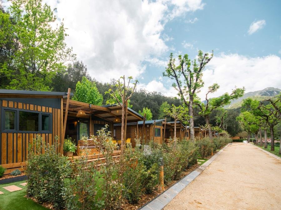 Camping Pas Cher vous présente avec son site Officiel campingpascher.fr, le Camping TAIGA Bassegoda Park Albanya classé 4 étoiles, situé sur la commune de Albanya dans le département Gérone (Catalogne) en Espagne. Le camping TAIGA Bassegoda Park Albanya vous propose un hébergement de type bungalow de 40 m² pour 5 personnes avec climatisation (télévision). Cet hébergement propose plus de 12 dates différentes pour réserver ! Pour dévouvrir la période la moins chère, consultez la rubrique 'Tarifs' et sélectionnez votre mois de départ. L'établissement vous propose 3 autres types d'hébergements. Découvrez tous nos séjours à petits prix dans la commune et aux alentours de Albanya du département : Gérone (Catalogne). Les Avis clients pour le Camping TAIGA Bassegoda Park Albanya sont excellents avec une note moyenne de 9 sur 10. Piscine extérieure, Animation enfants, Animations familiales, Aire de jeux enfants, Baby-foot, Escalade, Piscine, Pétanque, Salle de jeux vidéo, Terrain de volley-ball, Terrain multisports, Bar, Dépôt de pain, Restaurant, Snack/Bar, Supermarché, Épicerie,... En savoir plus : cliquez-ICI.