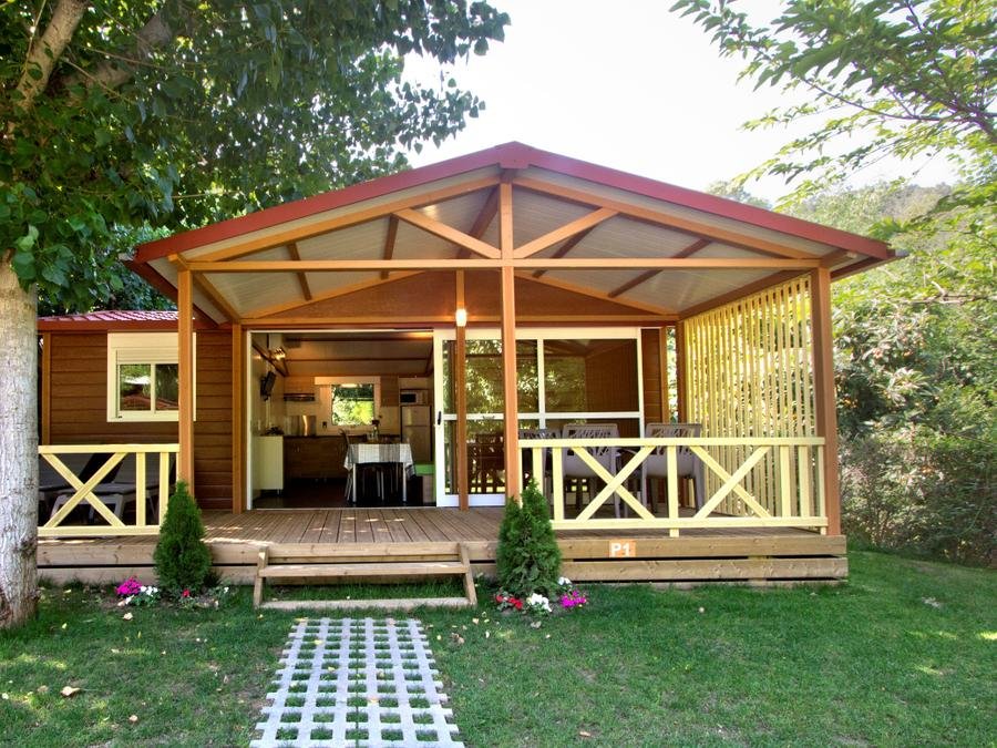 Camping Pas Cher vous présente avec son site Officiel campingpascher.fr, le Camping TAIGA Bassegoda Park Albanya classé 4 étoiles, situé sur la commune de Albanya dans le département Gérone (Catalogne) en Espagne. Le camping TAIGA Bassegoda Park Albanya vous propose un hébergement de type bungalow de 35 m² pour 7 personnes avec climatisation (télévision). Cet hébergement propose plus de 18 dates différentes pour réserver ! Pour dévouvrir la période la moins chère, consultez la rubrique 'Tarifs' et sélectionnez votre mois de départ. L'établissement vous propose 3 autres types d'hébergements. Découvrez tous nos séjours à petits prix dans la commune et aux alentours de Albanya du département : Gérone (Catalogne). Les Avis clients pour le Camping TAIGA Bassegoda Park Albanya sont excellents avec une note moyenne de 9 sur 10. Piscine extérieure, Animation enfants, Animations familiales, Aire de jeux enfants, Baby-foot, Escalade, Piscine, Pétanque, Salle de jeux vidéo, Terrain de volley-ball, Terrain multisports, Bar, Dépôt de pain, Restaurant, Snack/Bar, Supermarché, Épicerie,... En savoir plus : cliquez-ICI.