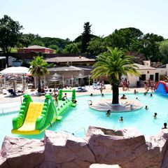 Camping Pas Cher vous présente avec son site Officiel campingpascher.fr, le Camping Site De Gorge Vent classé 3 étoiles, situé sur la commune de Fréjus dans le département Var (Provence Alpes Côte D'azur) en France. Le camping Site De Gorge Vent, vous présente un hébergement de type mobil-home de 17 m² pour 2 personnes avec climatisation et télévision. Le camping Site De Gorge Vent vous propose du sam. 02 mai au sam. 09 mai 2026 pour 7 nuits à 560€. Cette location propose 97 dates différentes pour réserver votre séjour. Découvrez également les 7 autres gammes d'hébergements du camping. Les Avis clients pour le Camping Site De Gorge Vent sont excellents avec une note moyenne de 8 sur 10. Mer, Piscine extérieure, Animations familiales, Club ados, Club enfants, Aire de jeux enfants, Cyclisme, Jet-ski, Parcours sportif, Ping-pong, Plongée, Pétanque, Randonnée, Structure gonflable enfants, Terrain de badminton, Terrain de volley-ball, Bar, Dépôt de pain, Plats à emporter, Restaurant, Snack/Bar, Supermarché,... En savoir plus : cliquez-ICI.