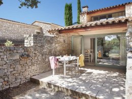 Camping Pas Cher vous présente avec son site Officiel campingpascher.fr, la Résidence Odalys Référence La Bastide Des Chênes, située sur la commune de Gordes dans le département Vaucluse (Provence Alpes Côte D'azur) en France. La résidence Odalys Référence La Bastide Des Chênes, vous présente un hébergement de type appartement de 44 m² et télévision. La résidence Odalys Référence La Bastide Des Chênes vous proposeun séjour PAS CHER avec une REMISEdu sam. 26 septembre au sam. 03 octobre 2026, en promotion à -40% pour 7 nuits à 305,40 € au lieu de 509,0 € soit une Économie de 203,60 €. Cette location propose 18 dates différentes pour réserver votre séjour. Découvrez également les 4 autres gammes d'hébergements de la résidence. Les Avis clients pour la Résidence Odalys Référence La Bastide Des Chênes sont excellents avec une note moyenne de 9 sur 10. Piscine chauffée, Piscine extérieure, Canoë-kayak, Centre équestre, Court de tennis, Golf, Ping-pong, Pétanque,... En savoir plus : cliquez-ICI.