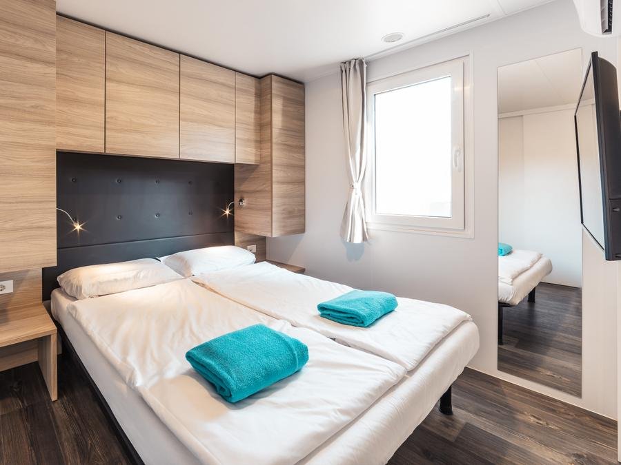 Camping Pas Cher vous présente avec son site Officiel campingpascher.fr, le Camping Club Del Sole Tenuta Primero Grado Family Resort classé 4 étoiles, situé sur la commune de Grado dans le département Gorizia (Frioul Vénétie Julienne) en Italie. Le camping Club Del Sole Tenuta Primero Grado Family Resort vous propose un hébergement de type mobil-home avec climatisation (télévision). L'établissement vous propose 17 autres types d'hébergements. Découvrez tous nos séjours à petits prix dans la commune et aux alentours de Grado du département : Gorizia (Frioul Vénétie Julienne). Les Avis clients pour le Camping Club Del Sole Tenuta Primero Grado Family Resort sont de 7 sur 10. Mer, Piscine extérieure, Animations familiales, Club ados, Club enfants, Aire de jeux enfants, Baby-foot, Canoë-kayak, Court de tennis, Golf, Ping-pong, Pétanque, Salle de jeux vidéo, Skatepark, Terrain de badminton, Terrain de basketball, Terrain de beach-volley, Terrain de football, Terrain de volley-ball, Terrain multisports, Bar, Dépôt de pain, Pizzeria, Restaurant, Snack/Bar, Épicerie,... En savoir plus : cliquez-ICI.