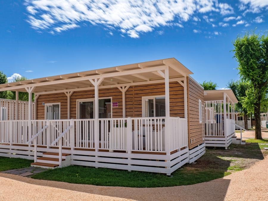 Camping Pas Cher vous présente avec son site Officiel campingpascher.fr, le Camping Club Del Sole Tenuta Primero Grado Family Resort classé 4 étoiles, situé sur la commune de Grado dans le département Gorizia (Frioul Vénétie Julienne) en Italie. Le camping Club Del Sole Tenuta Primero Grado Family Resort vous propose un hébergement de type mobil-home de 33 m² avec climatisation. L'établissement vous propose 18 autres types d'hébergements. Découvrez tous nos séjours à petits prix dans la commune et aux alentours de Grado du département : Gorizia (Frioul Vénétie Julienne). Les Avis clients pour le Camping Club Del Sole Tenuta Primero Grado Family Resort sont de 7 sur 10. Mer, Piscine extérieure, Animations familiales, Club ados, Club enfants, Aire de jeux enfants, Baby-foot, Canoë-kayak, Court de tennis, Golf, Ping-pong, Pétanque, Salle de jeux vidéo, Skatepark, Terrain de badminton, Terrain de basketball, Terrain de beach-volley, Terrain de football, Terrain de volley-ball, Terrain multisports, Bar, Dépôt de pain, Pizzeria, Restaurant, Snack/Bar, Épicerie,... En savoir plus : cliquez-ICI.