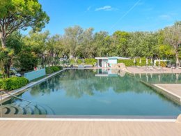 Camping Pas Cher vous présente avec son site Officiel campingpascher.fr, le Camping Club Del Sole Tenuta Primero Grado Family Collection classé 4 étoiles, situé sur la commune de Grado dans le département Gorizia (Frioul Vénétie Julienne) en Italie. Le camping Club Del Sole Tenuta Primero Grado Family Collection, vous présente un hébergement de type mobil-home de 33 m² avec climatisation et télévision. Le camping Club Del Sole Tenuta Primero Grado Family Collection vous propose du sam. 19 septembre au sam. 26 septembre 2026 pour 7 nuits à 650.16€. Cette location propose 79 dates différentes pour réserver votre séjour. Découvrez également les 17 autres gammes d'hébergements du camping. Les Avis clients pour le Camping Club Del Sole Tenuta Primero Grado Family Collection sont de 7 sur 10. Mer, Piscine extérieure, Animations familiales, Club ados, Club enfants, Aire de jeux enfants, Baby-foot, Canoë-kayak, Court de tennis, Golf, Ping-pong, Pétanque, Salle de jeux vidéo, Skatepark, Terrain de badminton, Terrain de basketball, Terrain de beach-volley, Terrain de football, Terrain de volley-ball, Terrain multisports, Bar, Dépôt de pain, Pizzeria, Restaurant, Snack/Bar, Épicerie,... En savoir plus : cliquez-ICI.