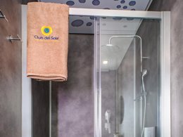 Camping Pas Cher vous présente avec son site Officiel campingpascher.fr, le Camping Club Del Sole Tenuta Primero Grado Family Collection classé 4 étoiles, situé sur la commune de Grado dans le département Gorizia (Frioul Vénétie Julienne) en Italie. Le camping Club Del Sole Tenuta Primero Grado Family Collection, vous présente un hébergement de type mobil-home de 37 m² avec climatisation et télévision. Le camping Club Del Sole Tenuta Primero Grado Family Collection vous propose du sam. 19 septembre au sam. 26 septembre 2026 pour 7 nuits à 816.48€. Cette location propose 57 dates différentes pour réserver votre séjour. Découvrez également les 17 autres gammes d'hébergements du camping. Les Avis clients pour le Camping Club Del Sole Tenuta Primero Grado Family Collection sont de 7 sur 10. Mer, Piscine extérieure, Animations familiales, Club ados, Club enfants, Aire de jeux enfants, Baby-foot, Canoë-kayak, Court de tennis, Golf, Ping-pong, Pétanque, Salle de jeux vidéo, Skatepark, Terrain de badminton, Terrain de basketball, Terrain de beach-volley, Terrain de football, Terrain de volley-ball, Terrain multisports, Bar, Dépôt de pain, Pizzeria, Restaurant, Snack/Bar, Épicerie,... En savoir plus : cliquez-ICI.