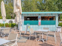 Camping Pas Cher vous présente avec son site Officiel campingpascher.fr, le Camping Club Del Sole Tenuta Primero Grado Family Collection classé 4 étoiles, situé sur la commune de Grado dans le département Gorizia (Frioul Vénétie Julienne) en Italie. Le camping Club Del Sole Tenuta Primero Grado Family Collection, vous présente un hébergement de type bungalow de 38 m² avec climatisation et télévision. Le camping Club Del Sole Tenuta Primero Grado Family Collection vous propose du sam. 19 septembre au sam. 26 septembre 2026 pour 7 nuits à 468.72€. Cette location propose 97 dates différentes pour réserver votre séjour. Découvrez également les 17 autres gammes d'hébergements du camping. Les Avis clients pour le Camping Club Del Sole Tenuta Primero Grado Family Collection sont de 7 sur 10. Mer, Piscine extérieure, Animations familiales, Club ados, Club enfants, Aire de jeux enfants, Baby-foot, Canoë-kayak, Court de tennis, Golf, Ping-pong, Pétanque, Salle de jeux vidéo, Skatepark, Terrain de badminton, Terrain de basketball, Terrain de beach-volley, Terrain de football, Terrain de volley-ball, Terrain multisports, Bar, Dépôt de pain, Pizzeria, Restaurant, Snack/Bar, Épicerie,... En savoir plus : cliquez-ICI.