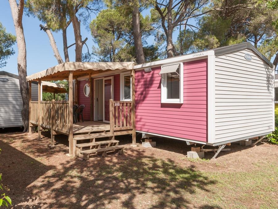 Camping Pas Cher vous présente avec son site Officiel campingpascher.fr, le Camping Les Amandiers classé 4 étoiles, situé sur la commune de Gallargues Le Montueux dans le département Gard (Languedoc Roussillon) en France. Le camping Les Amandiers, vous présente un hébergement de type mobil-home de 25 m². Le camping Les Amandiers vous proposeun séjour PAS CHER avec une REMISEdu sam. 06 juin au sam. 13 juin 2026, en promotion à -67% pour 7 nuits à 239 € au lieu de 736,0 € soit une Économie de 497 €. Cette location propose 12 dates différentes pour réserver votre séjour. Découvrez également les 4 autres gammes d'hébergements du camping. Les Avis clients pour le Camping Les Amandiers sont de 7 sur 10. Piscine extérieure, Animations familiales, Club enfants, Aire de jeux enfants, Canoë-kayak, Centre équestre, Court de tennis, Golf, Ping-pong, Piscine, Pétanque, Randonnée, Terrain de football, Terrain de volley-ball, Bar, Dépôt de pain, Pizzeria, Plats à emporter, Snack/Bar, Supermarché,... En savoir plus : cliquez-ICI.