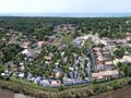 Camping Pas Cher vous présente avec son site Officiel campingpascher.fr, le Établissement Le Maine, situé sur la commune de Grand Village Plage dans le département Charente-maritime (Poitou-charentes) en France. L'établissement Le Maine vous propose un hébergement de type mobilhome de 27 m². L'établissement vous propose 2 autres types d'hébergements. Découvrez tous nos séjours à petits prix dans la commune et aux alentours de Grand Village Plage du département : Charente-maritime (Poitou-charentes).... En savoir plus : cliquez-ICI.