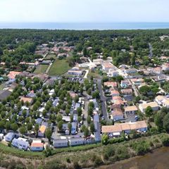 Camping Pas Cher vous présente avec son site Officiel campingpascher.fr, le Établissement Le Maine, situé sur la commune de Grand Village Plage dans le département Charente-maritime (Poitou-charentes) en France. L'établissement Le Maine vous propose un hébergement de type mobilhome de 27 m². L'établissement vous propose 2 autres types d'hébergements. Découvrez tous nos séjours à petits prix dans la commune et aux alentours de Grand Village Plage du département : Charente-maritime (Poitou-charentes).... En savoir plus : cliquez-ICI.