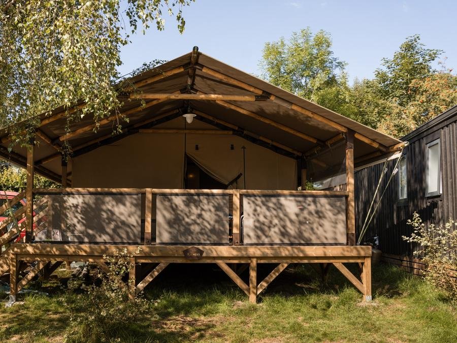 Camping Pas Cher vous présente avec son site Officiel campingpascher.fr, le Camping Flower La Steniole classé 4 étoiles, situé sur la commune de Granges Sur Vologne dans le département Vosges (Lorraine) en France. Le camping Flower La Steniole, vous présente un hébergement de type tente de 24 m² pour 1 personne. Le camping Flower La Steniole vous propose du vendredi 04 septembre au vendredi 11 septembre 2026 pour 7 nuits à 627.9€. Cette location propose 23 dates différentes pour réserver votre séjour. Découvrez également les 13 autres gammes d'hébergements du camping. Les Avis clients pour le Camping Flower La Steniole sont excellents avec une note moyenne de 8 sur 10. Étang, Piscine chauffée, Piscine couverte, Animation ados, Animation enfants, Animations familiales, Club enfants, Aire de jeux enfants, Centre équestre, Court de tennis, Parcours sportif, Ping-pong, Pétanque, Randonnée, Structure gonflable enfants, Terrain de football, Terrain de volley-ball, Tir à l’arc, Trampoline, Bar, Dépôt de pain, Pizzeria, Épicerie,... En savoir plus : cliquez-ICI.