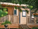 Camping Pas Cher vous présente avec son site Officiel campingpascher.fr, le Camping Flower La Steniole classé 4 étoiles, situé sur la commune de Granges Sur Vologne dans le département Vosges (Lorraine) en France. Le camping Flower La Steniole, vous présente un hébergement de type mobil-home de 36 m² pour 6 personnes et télévision. Le camping Flower La Steniole vous propose du sam. 29 août au sam. 05 septembre 2026 pour 7 nuits à 692.3€. Cette location propose 135 dates différentes pour réserver votre séjour. Découvrez également les 13 autres gammes d'hébergements du camping. Les Avis clients pour le Camping Flower La Steniole sont excellents avec une note moyenne de 8 sur 10. Étang, Piscine chauffée, Piscine couverte, Animation ados, Animation enfants, Animations familiales, Club enfants, Aire de jeux enfants, Centre équestre, Court de tennis, Parcours sportif, Ping-pong, Pétanque, Randonnée, Structure gonflable enfants, Terrain de football, Terrain de volley-ball, Tir à l’arc, Trampoline, Bar, Dépôt de pain, Pizzeria, Épicerie,... En savoir plus : cliquez-ICI.