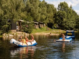 Camping Pas Cher vous présente avec son site Officiel campingpascher.fr, le Camping Flower La Steniole classé 4 étoiles, situé sur la commune de Granges Sur Vologne dans le département Vosges (Lorraine) en France. Le camping Flower La Steniole, vous présente un hébergement de type studio pour 1 personne et télévision. Le camping Flower La Steniole vous propose du sam. 05 septembre au sam. 12 septembre 2026 pour 7 nuits à 394.45€. Cette location propose 64 dates différentes pour réserver votre séjour. Découvrez également les 11 autres gammes d'hébergements du camping. Les Avis clients pour le Camping Flower La Steniole sont excellents avec une note moyenne de 8 sur 10. Étang, Piscine chauffée, Piscine couverte, Animation ados, Animation enfants, Animations familiales, Club enfants, Aire de jeux enfants, Centre équestre, Court de tennis, Parcours sportif, Ping-pong, Pétanque, Randonnée, Structure gonflable enfants, Terrain de football, Terrain de volley-ball, Tir à l’arc, Trampoline, Bar, Dépôt de pain, Pizzeria, Épicerie,... En savoir plus : cliquez-ICI.