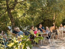 Camping Pas Cher vous présente avec son site Officiel campingpascher.fr, le Camping Flower La Steniole classé 4 étoiles, situé sur la commune de Granges Sur Vologne dans le département Vosges (Lorraine) en France. Le camping Flower La Steniole, vous présente un hébergement de type tente de 24 m² pour 1 personne. Le camping Flower La Steniole vous propose du sam. 29 août au sam. 05 septembre 2026 pour 7 nuits à 627.9€. Cette location propose 57 dates différentes pour réserver votre séjour. Découvrez également les 13 autres gammes d'hébergements du camping. Les Avis clients pour le Camping Flower La Steniole sont excellents avec une note moyenne de 8 sur 10. Étang, Piscine chauffée, Piscine couverte, Animation ados, Animation enfants, Animations familiales, Club enfants, Aire de jeux enfants, Centre équestre, Court de tennis, Parcours sportif, Ping-pong, Pétanque, Randonnée, Structure gonflable enfants, Terrain de football, Terrain de volley-ball, Tir à l’arc, Trampoline, Bar, Dépôt de pain, Pizzeria, Épicerie,... En savoir plus : cliquez-ICI.