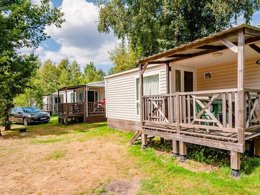 Camping Pas Cher vous présente avec son site Officiel campingpascher.fr, le Camping Flower La Steniole classé 4 étoiles, situé sur la commune de Granges Sur Vologne dans le département Vosges (Lorraine) en France. Le camping Flower La Steniole, vous présente un hébergement de type mobil-home de 25 m² pour 4 personnes et télévision. Le camping Flower La Steniole vous propose du mardi 07 avril au mardi 14 avril 2026 pour 7 nuits à 595.7€. Cette location propose 123 dates différentes pour réserver votre séjour. Découvrez également les 13 autres gammes d'hébergements du camping. Les Avis clients pour le Camping Flower La Steniole sont excellents avec une note moyenne de 8 sur 10. Étang, Piscine chauffée, Piscine couverte, Animation ados, Animation enfants, Animations familiales, Club enfants, Aire de jeux enfants, Centre équestre, Court de tennis, Parcours sportif, Ping-pong, Pétanque, Randonnée, Structure gonflable enfants, Terrain de football, Terrain de volley-ball, Tir à l’arc, Trampoline, Bar, Dépôt de pain, Pizzeria, Épicerie,... En savoir plus : cliquez-ICI.