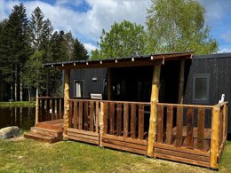 Camping Pas Cher vous présente avec son site Officiel campingpascher.fr, le Camping Flower La Steniole classé 4 étoiles, situé sur la commune de Granges Sur Vologne dans le département Vosges (Lorraine) en France. Le camping Flower La Steniole, vous présente un hébergement de type mobil-home de 35 m² pour 6 personnes et télévision. Le camping Flower La Steniole vous propose du sam. 29 août au sam. 05 septembre 2026 pour 7 nuits à 764.75€. Cette location propose 137 dates différentes pour réserver votre séjour. Découvrez également les 13 autres gammes d'hébergements du camping. Les Avis clients pour le Camping Flower La Steniole sont excellents avec une note moyenne de 8 sur 10. Étang, Piscine chauffée, Piscine couverte, Animation ados, Animation enfants, Animations familiales, Club enfants, Aire de jeux enfants, Centre équestre, Court de tennis, Parcours sportif, Ping-pong, Pétanque, Randonnée, Structure gonflable enfants, Terrain de football, Terrain de volley-ball, Tir à l’arc, Trampoline, Bar, Dépôt de pain, Pizzeria, Épicerie,... En savoir plus : cliquez-ICI.
