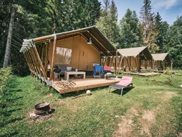 Camping Pas Cher vous présente avec son site Officiel campingpascher.fr, le Camping Flower La Steniole classé 4 étoiles, situé sur la commune de Granges Sur Vologne dans le département Vosges (Lorraine) en France. Le camping Flower La Steniole, vous présente un hébergement de type tente en toile et bois de 37 m² pour 1 personne. Le camping Flower La Steniole vous propose du sam. 29 août au sam. 05 septembre 2026 pour 7 nuits à 579.6€. Cette location propose 70 dates différentes pour réserver votre séjour. Découvrez également les 13 autres gammes d'hébergements du camping. Les Avis clients pour le Camping Flower La Steniole sont excellents avec une note moyenne de 8 sur 10. Étang, Piscine chauffée, Piscine couverte, Animation ados, Animation enfants, Animations familiales, Club enfants, Aire de jeux enfants, Centre équestre, Court de tennis, Parcours sportif, Ping-pong, Pétanque, Randonnée, Structure gonflable enfants, Terrain de football, Terrain de volley-ball, Tir à l’arc, Trampoline, Bar, Dépôt de pain, Pizzeria, Épicerie,... En savoir plus : cliquez-ICI.