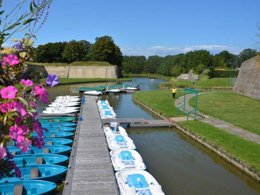 Camping Pas Cher vous présente avec son site Officiel campingpascher.fr, le Camping Des Dunes classé 4 étoiles, situé sur la commune de Gravelines dans le département Nord (Nord Pas De Calais) en France. Le camping Des Dunes, vous présente un hébergement de type tente. Le camping Des Dunes vous propose du lundi 23 mars au lundi 30 mars 2026 pour 7 nuits à 220€. Cette location propose 94 dates différentes pour réserver votre séjour. Découvrez également les 11 autres gammes d'hébergements du camping. Les Avis clients pour le Camping Des Dunes sont excellents avec une note moyenne de 8 sur 10. Mer, Piscine chauffée, Piscine couverte, Club enfants, Aire de jeux enfants, Baby-foot, Cyclisme, Flipper, Ping-pong, Pétanque, Randonnée, Salle de jeux vidéo, Bar, Snack/Bar, Épicerie,... En savoir plus : cliquez-ICI.