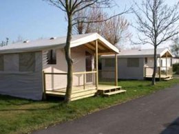 Camping Pas Cher vous présente avec son site Officiel campingpascher.fr, le Camping Des Dunes classé 4 étoiles, situé sur la commune de Gravelines dans le département Nord (Nord Pas De Calais) en France. Le camping Des Dunes, vous présente un hébergement de type tente en toile et bois de 19 m² pour 4 personnes. Le camping Des Dunes vous propose du lundi 23 mars au lundi 30 mars 2026 pour 7 nuits à 370€. Cette location propose 94 dates différentes pour réserver votre séjour. Découvrez également les 11 autres gammes d'hébergements du camping. Les Avis clients pour le Camping Des Dunes sont excellents avec une note moyenne de 8 sur 10. Mer, Piscine chauffée, Piscine couverte, Club enfants, Aire de jeux enfants, Baby-foot, Cyclisme, Flipper, Ping-pong, Pétanque, Randonnée, Salle de jeux vidéo, Bar, Snack/Bar, Épicerie,... En savoir plus : cliquez-ICI.