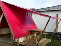 Camping Pas Cher vous présente avec son site Officiel campingpascher.fr, le Camping Des Dunes classé 4 étoiles, situé sur la commune de Gravelines dans le département Nord (Nord Pas De Calais) en France. Le camping Des Dunes, vous présente un hébergement de type tente. Le camping Des Dunes vous propose du lundi 23 mars au lundi 30 mars 2026 pour 7 nuits à 220€. Cette location propose 94 dates différentes pour réserver votre séjour. Découvrez également les 11 autres gammes d'hébergements du camping. Les Avis clients pour le Camping Des Dunes sont excellents avec une note moyenne de 8 sur 10. Mer, Piscine chauffée, Piscine couverte, Club enfants, Aire de jeux enfants, Baby-foot, Cyclisme, Flipper, Ping-pong, Pétanque, Randonnée, Salle de jeux vidéo, Bar, Snack/Bar, Épicerie,... En savoir plus : cliquez-ICI.