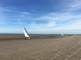 Camping Pas Cher vous présente avec son site Officiel campingpascher.fr, le Camping Des Dunes classé 4 étoiles, situé sur la commune de Gravelines dans le département Nord (Nord Pas De Calais) en France. Le camping Des Dunes, vous présente un hébergement de type mobil-home de 20 m² et télévision. Le camping Des Dunes vous propose du lundi 23 mars au lundi 30 mars 2026 pour 7 nuits à 475€. Cette location propose 94 dates différentes pour réserver votre séjour. Découvrez également les 11 autres gammes d'hébergements du camping. Les Avis clients pour le Camping Des Dunes sont excellents avec une note moyenne de 8 sur 10. Mer, Piscine chauffée, Piscine couverte, Club enfants, Aire de jeux enfants, Baby-foot, Cyclisme, Flipper, Ping-pong, Pétanque, Randonnée, Salle de jeux vidéo, Bar, Snack/Bar, Épicerie,... En savoir plus : cliquez-ICI.