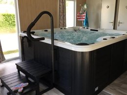 Camping Pas Cher vous présente avec son site Officiel campingpascher.fr, le Camping Des Dunes classé 4 étoiles, situé sur la commune de Gravelines dans le département Nord (Nord Pas De Calais) en France. Le camping Des Dunes, vous présente un hébergement de type tente en toile et bois pour 4 personnes. Le camping Des Dunes vous propose du lundi 23 mars au lundi 30 mars 2026 pour 7 nuits à 370€. Cette location propose 94 dates différentes pour réserver votre séjour. Découvrez également les 11 autres gammes d'hébergements du camping. Les Avis clients pour le Camping Des Dunes sont excellents avec une note moyenne de 8 sur 10. Mer, Piscine chauffée, Piscine couverte, Club enfants, Aire de jeux enfants, Baby-foot, Cyclisme, Flipper, Ping-pong, Pétanque, Randonnée, Salle de jeux vidéo, Bar, Snack/Bar, Épicerie,... En savoir plus : cliquez-ICI.