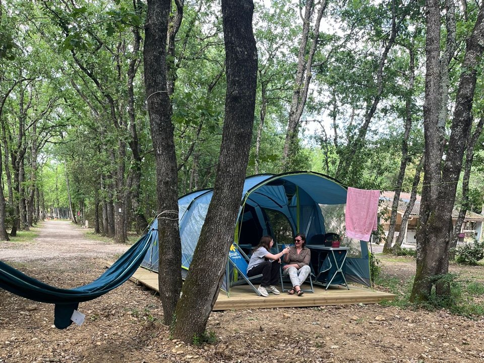 Camping Pas Cher vous présente avec son site Officiel campingpascher.fr, le Camping Flower Les Truffières classé 3 étoiles, situé sur la commune de Grignan dans le département Drome (Rhône-alpes) en France. Le camping Flower Les Truffières vous propose un hébergement de type tente de 19 m². L'établissement vous propose 8 autres types d'hébergements. Découvrez tous nos séjours à petits prix dans la commune et aux alentours de Grignan du département : Drome (Rhône-alpes). Les Avis clients pour le Camping Flower Les Truffières sont de 7 sur 10. Piscine chauffée, Piscine extérieure, Club enfants, Aire de jeux enfants, Baby-foot, Canoë-kayak, Centre équestre, Court de tennis, Cyclisme, Golf, Paddle, Ping-pong, Pétanque, Randonnée, Structure gonflable enfants, Terrain de football, Bar, Boulangerie, Dépôt de pain, Snack/Bar, Supermarché,... En savoir plus : cliquez-ICI.