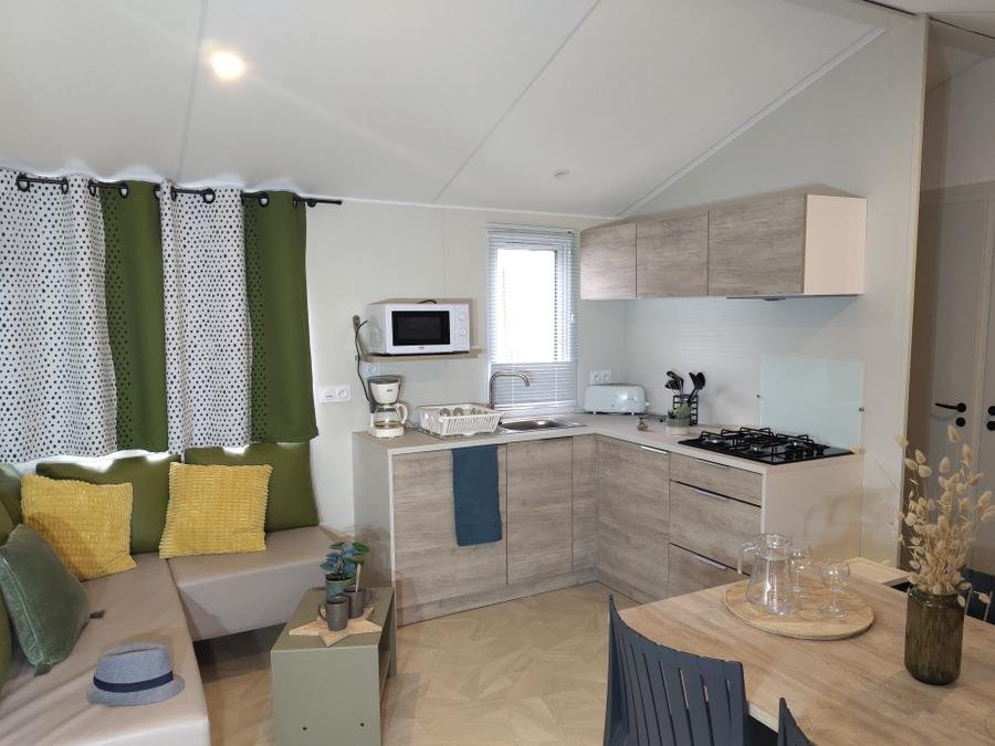 Camping Pas Cher vous présente avec son site Officiel campingpascher.fr, le Camping Les Echasses classé 2 étoiles, situé sur la commune de Gastes dans le département Landes (Aquitaine) en France. Le camping Les Echasses, vous présente un hébergement de type mobil-home de 34 m² avec climatisation et télévision. Le camping Les Echasses vous propose du sam. 04 juillet au sam. 11 juillet 2026 pour 7 nuits à 599€. Cette location propose 4 dates différentes pour réserver votre séjour. Découvrez également les 3 autres gammes d'hébergements du camping. Les Avis clients pour le Camping Les Echasses sont excellents avec une note moyenne de 8 sur 10. Animations familiales, Aire de jeux enfants, Canoë-kayak, Centre équestre, Golf, Ping-pong, Pétanque, Structure gonflable enfants, Terrain de football, Dépôt de pain, Plats à emporter, Snack/Bar,... En savoir plus : cliquez-ICI.