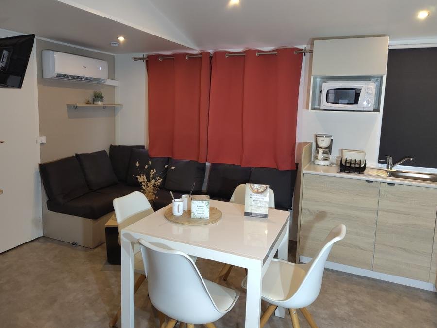 Camping Pas Cher vous présente avec son site Officiel campingpascher.fr, le Camping Les Echasses classé 2 étoiles, situé sur la commune de Gastes dans le département Landes (Aquitaine) en France. Le camping Les Echasses, vous présente un hébergement de type mobil-home de 32 m² avec climatisation et télévision. Le camping Les Echasses vous propose du sam. 10 octobre au sam. 17 octobre 2026 pour 7 nuits à 457€. Cette location propose 25 dates différentes pour réserver votre séjour. Découvrez également les 2 autres gammes d'hébergements du camping. Les Avis clients pour le Camping Les Echasses sont excellents avec une note moyenne de 8 sur 10. Animations familiales, Aire de jeux enfants, Canoë-kayak, Centre équestre, Golf, Ping-pong, Pétanque, Structure gonflable enfants, Terrain de football, Dépôt de pain, Plats à emporter, Snack/Bar,... En savoir plus : cliquez-ICI.